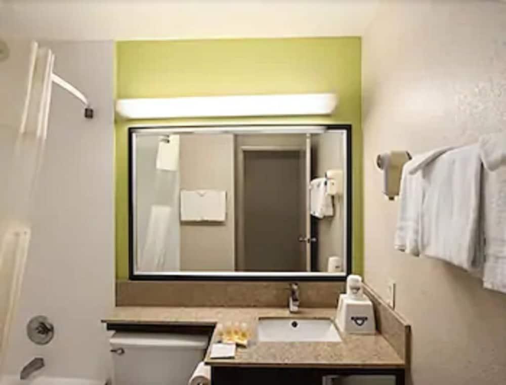 Days Inn By Wyndham Rome Downtown Екстериор снимка