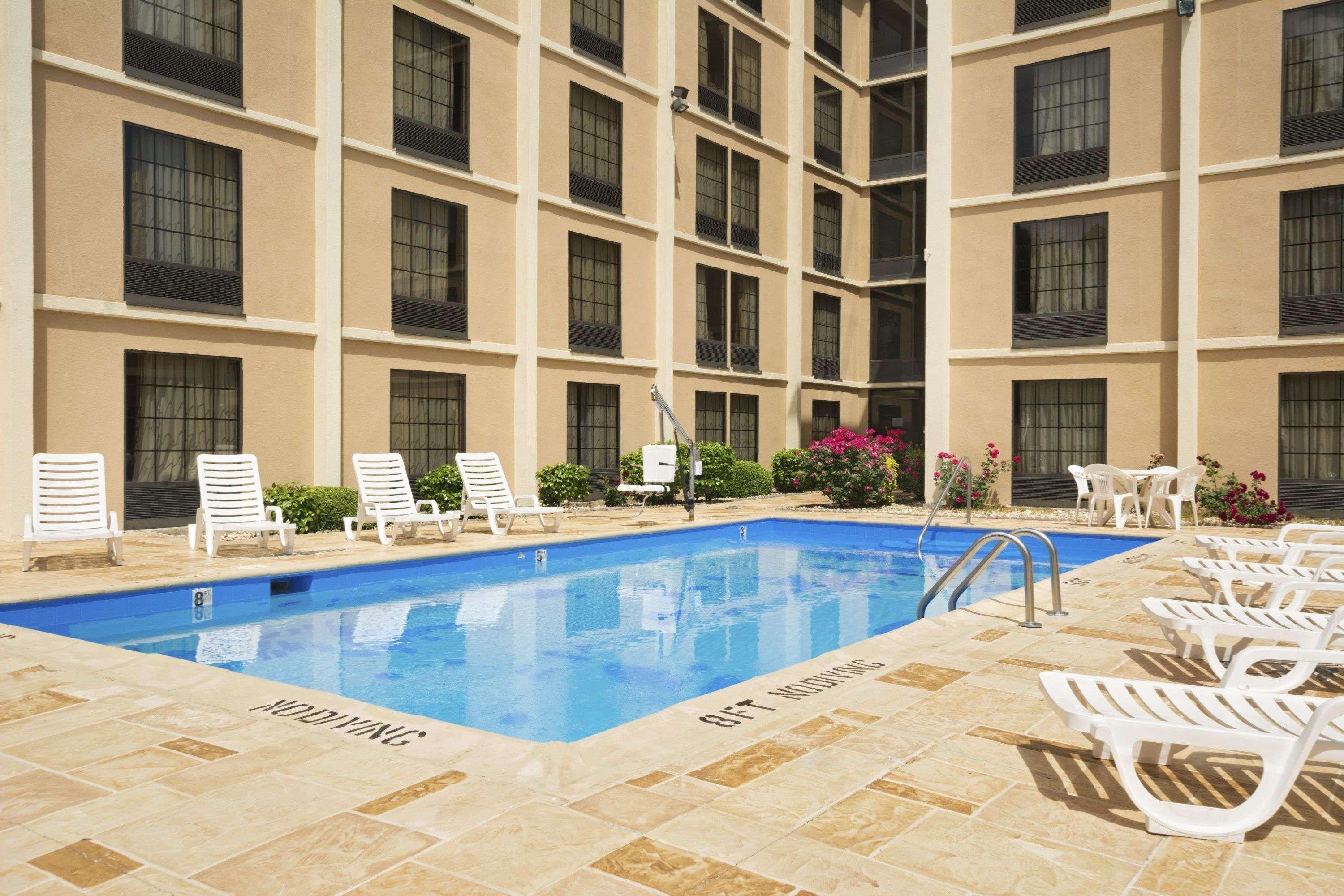 Days Inn By Wyndham Rome Downtown Екстериор снимка