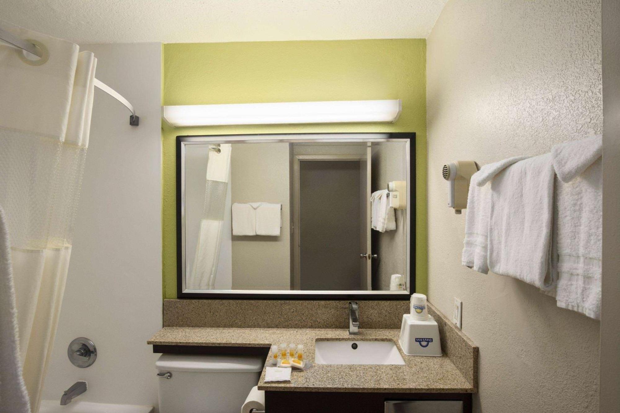 Days Inn By Wyndham Rome Downtown Екстериор снимка